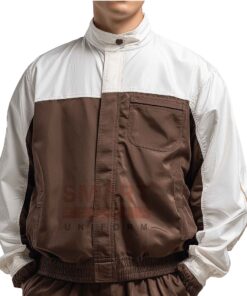 แจ็คเก็ตผ้าร่ม สีน้ำตาลตัดขาว คอสูงติดกระดุม ปิดซิปแบบซ่อน กระเป๋าอกใช้งาน เหมาะยูนิฟอร์มทีมงาน