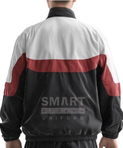 ด้านหลังแจ็คเก็ตสีขาวแดงดำ คอสูงทรงหลวม ใส่ได้ทั้งแจ็คเก็ตผู้หญิงและแจ็คเก็ตผู้ชาย