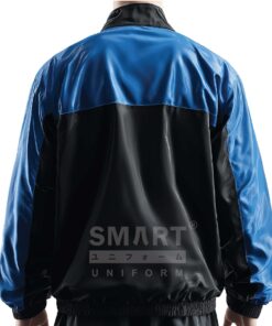 ด้านหลังแจ็คเก็ตสีน้ำเงินดำเงาแบบยูนิฟอร์ม ทรงหลวม เหมาะทั้งแจ็คเก็ตผู้หญิงและแจ็คเก็ตผู้ชาย