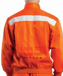 แจ็คเก็ตผ้าร่ม สีส้มล้วน แอกไหล่ขาวด้านหลัง ขอบเอวและปลายแขนจั๊ม กระชับคล่องตัว เหมาะทีมภาคสนาม