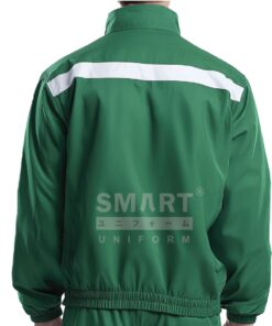 ด้านหลังสีเขียวเรียบ แต่งแถบขาวพาดช่วงบ่า เส้นสายคม ดูเป็นระเบียบมืออาชีพ