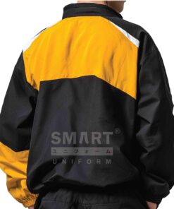 ชิ้นหลังตัดต่อสีเหลืองบน–ดำล่าง พร้อมแถบขาวเฉียงที่หัวไหล่ เพิ่มมิติและช่วยพรางสัดส่วน