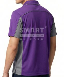 มุมหลังเสื้อโปโลยูนิฟอร์มสีม่วง ตัดต่อผ้าสีเทาด้านข้างและใต้แขน เดินเส้นกุ๊นสีเทาบริเวณไหล่และแนวหลัง ปกสีม่วงขลิบเทา ชายเสื้อผ่าข้างเล็กน้อย ถ่ายสตูดิโอพื้นหลังขาว