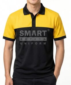 เสื้อโปโลยูนิฟอร์มสีเหลืองตัดต่อสีดำแบบสองช่วง มีแถบอกสีดำ คอปกและสาบกระดุมสีดำ ขอบแขนสีดำ กระดุมหน้า 3 เม็ด ถ่ายสตูดิโอพื้นหลังสีอ่อน