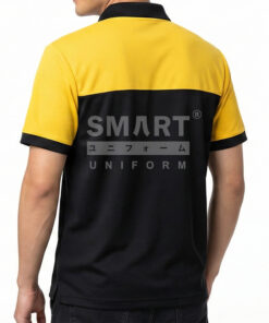 มุมหลังเสื้อโปโลยูนิฟอร์มสีเหลืองตัดต่อสีดำ แถบสีดำพาดรอบช่วงอกด้านหลัง คอปกสีดำ ขอบแขนสีดำ ทรงเรียบถ่ายสตูดิโอพื้นหลังสีอ่อน