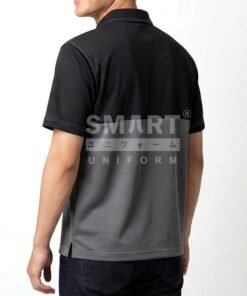 ด้านหลังเสื้อโปโลยูนิฟอร์มสีดำ ตัดต่อครึ่งตัวช่วงล่างสีเทาเข้มแบบบล็อกแนวนอน ชายเสื้อมีผ่าด้านข้าง เดินตะเข็บสีอ่อน ถ่ายสตูดิโอพื้นหลังสีขาว