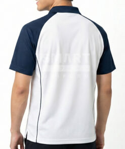 มุมหลังเสื้อโปโลยูนิฟอร์มสีขาว แขนสีกรมท่า ปกกรมท่า และมีกุ๊นเส้นแนวข้าง ชัดเจนสำหรับงานยูนิฟอร์ม ถ่ายสตูดิโอพื้นหลังสีขาว