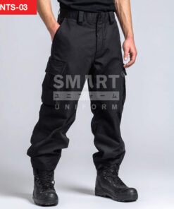 กางเกงยูนิฟอร์มทำงานขายาวสีดำ ทรงกระบอกเอวปกติ มีกระดุมและซิปหน้า พร้อมหูเข็มขัด กระเป๋าข้าง และกระเป๋าคาร์โก้ต้นขาฝาปิดด้านซ้าย ใส่รองเท้านิรภัยสีดำ ถ่ายสตูดิโอพื้นขาว