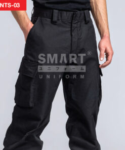 รายละเอียดกางเกงยูนิฟอร์มทำงานขายาวสีดำ เห็นหูเข็มขัดรอบเอว แนวซิปหน้า และกระเป๋าคาร์โก้ต้นขาฝาปิด เนื้อผ้าเรียบสีดำล้วน ฉากสตูดิโอพื้นขาว