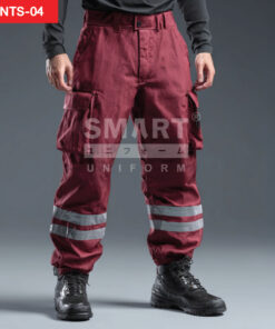 กางเกงยูนิฟอร์มทำงานขายาวสีแดงเลือดหมู ทรงกระบอกเอวปกติ มีกระดุมและซิปหน้า พร้อมหูเข็มขัด กระเป๋าคาร์โก้ต้นขาฝาปิดสองข้าง และแถบสะท้อนแสงสีเงินคาดรอบช่วงปลายขา ใส่รองเท้านิรภัย ฉากสตูดิโอพื้นเทา