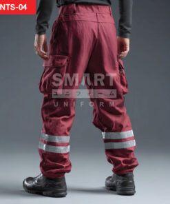 กางเกงยูนิฟอร์มทำงานขายาวสีแดงเลือดหมู มุมด้านหลังเห็นทรงขาตรง กระเป๋าคาร์โก้ด้านข้าง และแถบสะท้อนแสงสีเงินคาดรอบปลายขาทั้งสองข้าง ใส่รองเท้านิรภัย ฉากสตูดิโอพื้นเทา