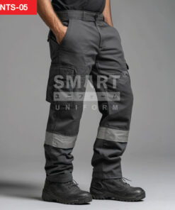 กางเกงยูนิฟอร์มทำงานขายาวสีเทาเข้ม ทรงกระบอกเอวปกติ มีกระดุมและซิปหน้า พร้อมหูเข็มขัด กระเป๋าข้าง และกระเป๋าคาร์โก้ต้นขาฝาปิดด้านซ้าย มีแถบสะท้อนแสงสีเงินคาดรอบช่วงปลายขา ใส่รองเท้านิรภัยสีดำ ฉากสตูดิโอพื้นเทา