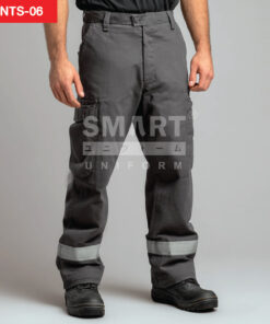 กางเกงยูนิฟอร์มทำงานขายาวสีเทาเข้ม ทรงกระบอกเอวปกติ มีกระดุมและซิปหน้า พร้อมหูเข็มขัดหลายห่วง มีกระเป๋าข้าง และกระเป๋าคาร์โก้ต้นขาฝาปิดด้านซ้าย ช่วงปลายขามีแถบสะท้อนแสงสีเทาเงินคาดรอบขาทั้งสองข้าง ใส่รองเท้านิรภัยสีดำ ฉากสตูดิโอพื้นเทาอ่อน