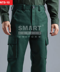 รายละเอียดกางเกงยูนิฟอร์มทำงานสีเขียวเข้ม เห็นขอบเอวพร้อมหูเข็มขัด กระดุมหน้าและสาบซิป ตะเข็บแนวหน้าเรียบคม และกระเป๋าคาร์โก้ต้นขาฝาปิดด้านข้างพร้อมแนวเย็บเสริมความทน ถ่ายสตูดิโอพื้นเทา