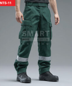 กางเกงยูนิฟอร์มทำงานขายาวสีเขียวเข้ม ทรงกระบอกเอวปกติ มีกระดุมและซิปหน้า พร้อมหูเข็มขัด กระเป๋าข้าง และกระเป๋าคาร์โก้ต้นขาฝาปิดทั้งสองข้าง ช่วงปลายขามีแถบสะท้อนแสงสีเงินคาดรอบขา ใส่รองเท้านิรภัยสีดำ ฉากสตูดิโอพื้นเทา