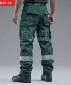 กางเกงยูนิฟอร์มทำงานขายาวสีเขียวเข้ม มุมด้านหลังเห็นหูเข็มขัด กระเป๋าหลังทรงเรียบแบบฝาปิด และกระเป๋าคาร์โก้ด้านข้างฝาปิด ช่วงปลายขามีแถบสะท้อนแสงสีเงินคาดรอบขาทั้งสองข้าง ใส่รองเท้านิรภัยสีดำ ฉากสตูดิโอพื้นเทา