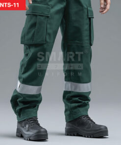 รายละเอียดกางเกงยูนิฟอร์มทำงานสีเขียวเข้ม เห็นกระเป๋าคาร์โก้ฝาปิดที่ต้นขา ตะเข็บเย็บเสริมแนวข้าง และแถบสะท้อนแสงสีเงินคาดรอบช่วงปลายขา ใส่รองเท้านิรภัยสีดำ ถ่ายสตูดิโอพื้นเทา