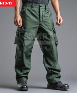 กางเกงยูนิฟอร์มทำงานขายาวสีเขียวเข้มโทนขี้ม้า ทรงกระบอกเอวปกติ มีกระดุมและซิปหน้า พร้อมหูเข็มขัด กระเป๋าข้าง และกระเป๋าคาร์โก้ต้นขาฝาปิดทั้งสองข้าง ทรงเรียบไม่มีแถบสะท้อนแสง ใส่รองเท้านิรภัยสีดำ ฉากสตูดิโอพื้นเทา