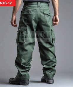 กางเกงยูนิฟอร์มทำงานขายาวสีเขียวเข้ม มุมด้านหลังเห็นหูเข็มขัด กระเป๋าหลังทรงเรียบ และกระเป๋าคาร์โก้ด้านข้างฝาปิดทั้งสองข้าง ชายขากางเกงทรงตรงไม่มีแถบสะท้อนแสง ใส่รองเท้านิรภัยสีดำ ฉากสตูดิโอพื้นเทา