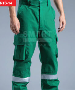 รายละเอียดกางเกงยูนิฟอร์มทำงานสีเขียวสด เห็นขอบเอวพร้อมหูเข็มขัด แนวสาบซิปด้านหน้า กระเป๋าคาร์โก้ต้นขาฝาปิด และตะเข็บเสริมความทน พร้อมแถบสะท้อนแสงสีเงินคาดรอบช่วงปลายขา ถ่ายสตูดิโอพื้นเทา