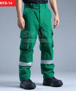 กางเกงยูนิฟอร์มทำงานขายาวสีเขียวสด ทรงกระบอกเอวปกติ มีกระดุมและซิปหน้า พร้อมหูเข็มขัด กระเป๋าข้าง และกระเป๋าคาร์โก้ต้นขาฝาปิดทั้งสองข้าง ช่วงปลายขามีแถบสะท้อนแสงสีเงินคาดรอบขาทั้งสองข้าง ใส่รองเท้านิรภัยสีดำ ฉากสตูดิโอพื้นเทา