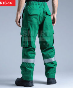 กางเกงยูนิฟอร์มทำงานขายาวสีเขียวสด มุมด้านหลังเห็นเอวยางยืดด้านหลัง กระเป๋าหลังทรงเรียบ และกระเป๋าคาร์โก้ด้านข้างฝาปิด ช่วงปลายขามีแถบสะท้อนแสงสีเงินคาดรอบขาทั้งสองข้าง ใส่รองเท้านิรภัยสีดำ ฉากสตูดิโอพื้นเทา