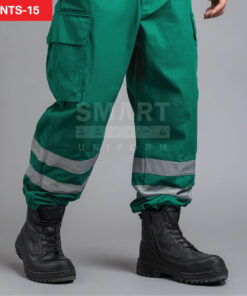 รายละเอียดกางเกงยูนิฟอร์มทำงานสีเขียวมรกต เห็นกระเป๋าคาร์โก้ฝาปิดที่ต้นขาพร้อมตะเข็บเสริมความทน และแถบสะท้อนแสงสีเงินคาดรอบปลายขา เนื้อผ้าเรียบมีรอยยับตามการสวมใส่ ใส่รองเท้านิรภัยสีดำ ถ่ายสตูดิโอพื้นเทา