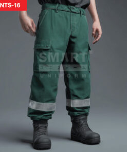 กางเกงยูนิฟอร์มทำงานขายาวสีเขียวเข้มอมฟ้า ทรงกระบอกเอวปกติ มีกระดุมและซิปหน้า พร้อมหูเข็มขัด กระเป๋าข้าง และกระเป๋าคาร์โก้ต้นขาฝาปิด มีแถบสะท้อนแสงสีเงินแถบกว้างคาดรอบช่วงปลายขาทั้งสองข้าง ปลายขาจับย่นเหนือข้อเท้า ใส่รองเท้านิรภัยสีดำ ฉากสตูดิโอพื้นเทาเข้ม