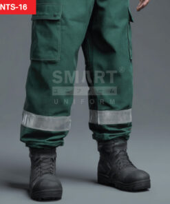 รายละเอียดกางเกงยูนิฟอร์มทำงานสีเขียวเข้มอมฟ้า เห็นกระเป๋าคาร์โก้ฝาปิดที่ต้นขา แนวตะเข็บเดินเส้นเสริมความทน และแถบสะท้อนแสงสีเงินคาดรอบช่วงปลายขา ปลายขาจับย่นเหนือรองเท้า ใส่รองเท้านิรภัยสีดำ ถ่ายสตูดิโอพื้นเทาเข้ม