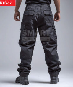 กางเกงยูนิฟอร์มทำงานขายาวสีดำเข้ม มุมด้านหลังเห็นหูเข็มขัด กระเป๋าหลังทรงเรียบสองข้าง และกระเป๋าคาร์โก้ด้านข้างทั้งสองขา ปลายขามีแถบปรับกระชับ ใส่รองเท้านิรภัยสีดำ ฉากสตูดิโอพื้นเทาอ่อน