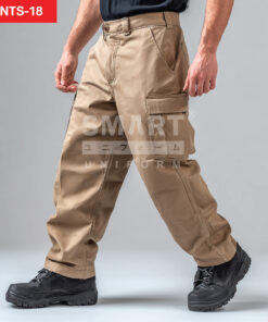 กางเกงยูนิฟอร์มทำงานขายาวสีกากี ทรงกระบอกเอวปกติ มีกระดุมและซิปหน้า พร้อมหูเข็มขัด กระเป๋าข้าง และกระเป๋าคาร์โก้ต้นขาฝาปิดด้านขวา เดินตะเข็บเสริมตามแนวขา ใส่รองเท้านิรภัยสีดำ ฉากสตูดิโอพื้นเทาอ่อน