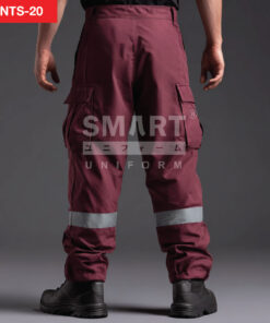 กางเกงยูนิฟอร์มทำงานขายาวสีแดงไวน์เข้ม มุมด้านหลังเห็นหูเข็มขัดและทรงขาตรง มีกระเป๋าคาร์โก้ด้านข้างฝาปิดทั้งสองข้าง ช่วงน่องมีแถบสะท้อนแสงสีเงินคาดรอบขาทั้งสองข้าง ปลายขาจั๊มยาง ใส่รองเท้านิรภัยสีดำ ฉากสตูดิโอพื้นเทาเข้ม