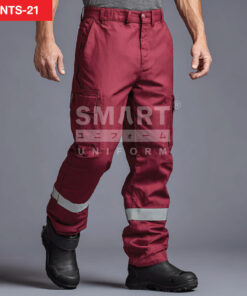 กางเกงยูนิฟอร์มทำงานขายาวสีแดงเลือดหมู ทรงกระบอกเอวปกติ มีกระดุมและซิปหน้า พร้อมหูเข็มขัด กระเป๋าข้างทรงเฉียง และกระเป๋าคาร์โก้ต้นขาฝาปิดทั้งสองข้าง ช่วงปลายขามีแถบสะท้อนแสงสีเงินคาดรอบขาทั้งสองข้าง ใส่รองเท้านิรภัยสีดำ ฉากสตูดิโอพื้นเทาเข้ม