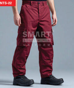 กางเกงยูนิฟอร์มทำงานขายาวสีแดงไวน์ ทรงกระบอกเอวปกติ มีกระดุมและซิปหน้าแบบสาบปิด พร้อมหูเข็มขัด กระเป๋าข้าง และกระเป๋าคาร์โก้ต้นขาฝาปิดด้านซ้าย เดินตะเข็บเสริมช่วงเข่า ใส่รองเท้านิรภัยสีดำ ฉากสตูดิโอพื้นเทาอ่อน