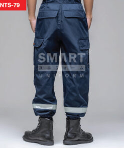 กางเกงช็อปช่าง สีน้ำเงินกรม มุมหลัง เห็นกระเป๋าหลังคู่และกระเป๋าข้าง ถ่ายสตูดิโอเรียบๆ