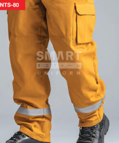 ซูมรายละเอียดกางเกงช็อปช่าง สีเหลืองมัสตาร์ด กระเป๋าคาร์โก้ฝาปิด ขอบกระเป๋าเย็บแน่น ตะเข็บคู่ ผิวผ้าเรียบ แถบสะท้อนแสง รอบน่อง งานยูนิฟอร์ม ชัดเจน