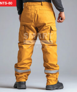 มุมหลังกางเกงช็อปช่าง สีเหลืองมัสตาร์ด กระเป๋าหลังสองข้าง กระเป๋าคาร์โก้ด้านข้าง เอวเรียบ ตะเข็บเสริม แถบสะท้อนแสง รอบน่อง ถ่ายสตูดิโอ