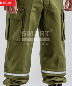 ซูมดีเทลกางเกงช็อปช่าง สีเขียวมะกอก กระเป๋าคาร์โก้ฝาปิด เย็บตะเข็บแน่น แถบสะท้อนแสงช่วงหน้าแข้ง ผิวผ้าเนียน แนวงานยูนิฟอร์ม ถ่ายสตูดิโอ มุมเฉียง ชัดเจน