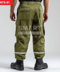 กางเกงช็อปช่าง สีเขียวมะกอก มุมหลัง กระเป๋าหลังฝาปิด เอวยางยืด แถบสะท้อนแสงรอบขา พื้นหลังเรียบ ใส่รองเท้านิรภัย แสงสตูดิโอนุ่ม โฟกัสคม