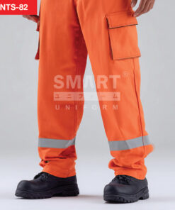 ซูมกางเกงช็อปช่าง สีส้ม กระเป๋าข้างฝาปิด ตะเข็บแน่น แถบสะท้อนแสง ใส่รองเท้านิรภัย