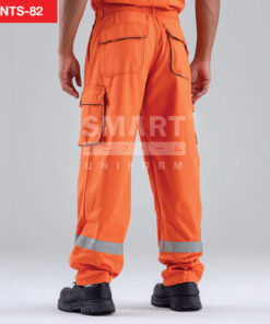 กางเกงช็อปช่าง สีส้ม มุมหลัง กระเป๋าหลังปิดฝา กระเป๋าข้างใหญ่ แถบสะท้อนแสง ถ่ายสตูดิโอ