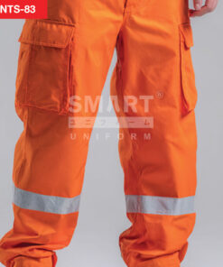 ซูมดีเทลกางเกงช็อปช่าง สีส้ม ผิวผ้าเรียบ โทนแสงนุ่ม บริเวณต้นขา กระเป๋าคาร์โก้ฝาปิด ตะเข็บคู่ งานเย็บเรียบร้อย แถบสะท้อนแสง ถ่ายสตูดิโอ