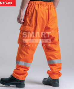 กางเกงช็อปช่าง สีส้มสด เอวกระดุม ซิปหน้า กระเป๋าข้างลึก เนื้อผ้าแน่น แถบสะท้อนแสง รอบเข่า ใส่รองเท้านิรภัย ถ่ายสตูดิโอ