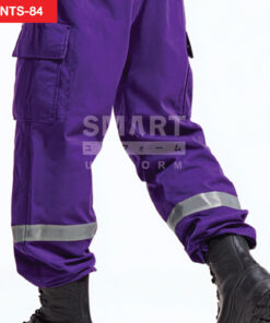 ซูมกางเกงช็อปช่าง สีม่วง กระเป๋าข้างฝาปิด และแถบสะท้อนแสง เนื้อผ้าเรียบ รอยตะเข็บแน่น โฟกัสคมชัด ถ่ายสตูดิโอพื้นขาว งานยูนิฟอร์ม ใกล้ชิด