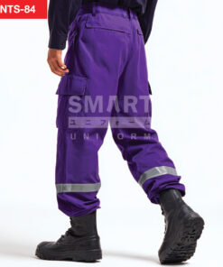 กางเกงช็อปช่าง สีม่วง มุมหลัง กระเป๋าหลังปากเฉียง กระเป๋าคาร์โก้ ขอบแถบสะท้อนแสง โชว์หูเข็มขัด เอวเรียบ ใส่บูทนิรภัย ถ่ายสตูดิโอพื้นขาว