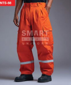 กางเกงช็อปช่าง สีส้มสด เอวสูง กระเป๋าคาร์โก้ แถบสะท้อนแสง ปลายขา ใส่รองเท้านิรภัย ทรงทำงาน ตัดเย็บเรียบร้อย ถ่ายสตูดิโอ