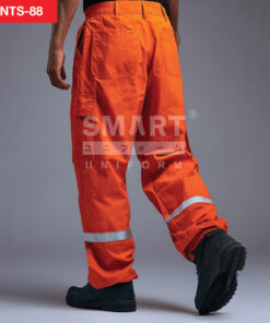 กางเกงช็อปช่าง สีส้ม มุมหลัง กระเป๋าหลังสองข้าง กระเป๋าข้างใหญ่ แถบสะท้อนแสงปลายขา สตูดิโอ เอวยางยืด ทรงพร้อมใช้งาน ตัดเย็บทน