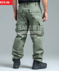 กางเกงช็อปช่าง สีเขียวขี้ม้า มุมหลัง กระเป๋าหลังฝาปิด กระเป๋าข้างใช้งานจริง ถ่ายสตูดิโอ