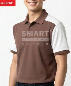 เสื้อโปโลยูนิฟอร์มสีน้ำตาล ตัดต่อบ่าและแขนสีขาว คอปกสีน้ำตาล สาบกระดุมหน้า 2 เม็ด ปลายแขนขลิบสีน้ำตาล ถ่ายสตูดิโอพื้นหลังขาว