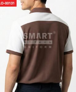 เสื้อโปโลยูนิฟอร์มสีน้ำตาล มุมหลัง ตัดต่อแผ่นบ่าด้านหลังและแขนสีขาว คอปกสีน้ำตาล ปลายแขนขลิบสีน้ำตาล ใส่กับกางเกงสีเข้ม ฉากหลังสตูดิโอสีอ่อน